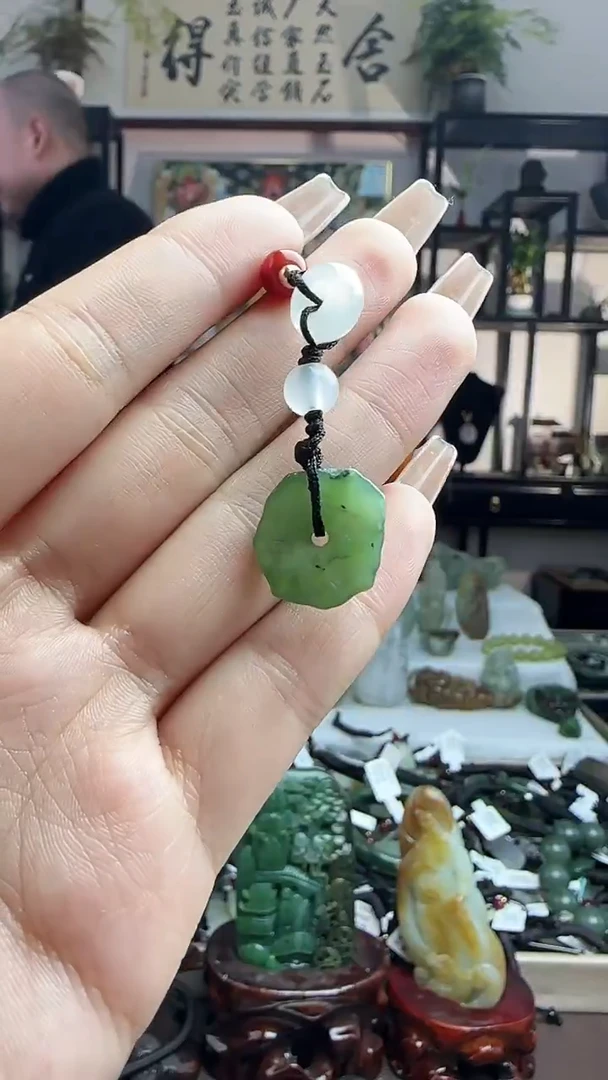颈饰未镶嵌和田玉吊坠