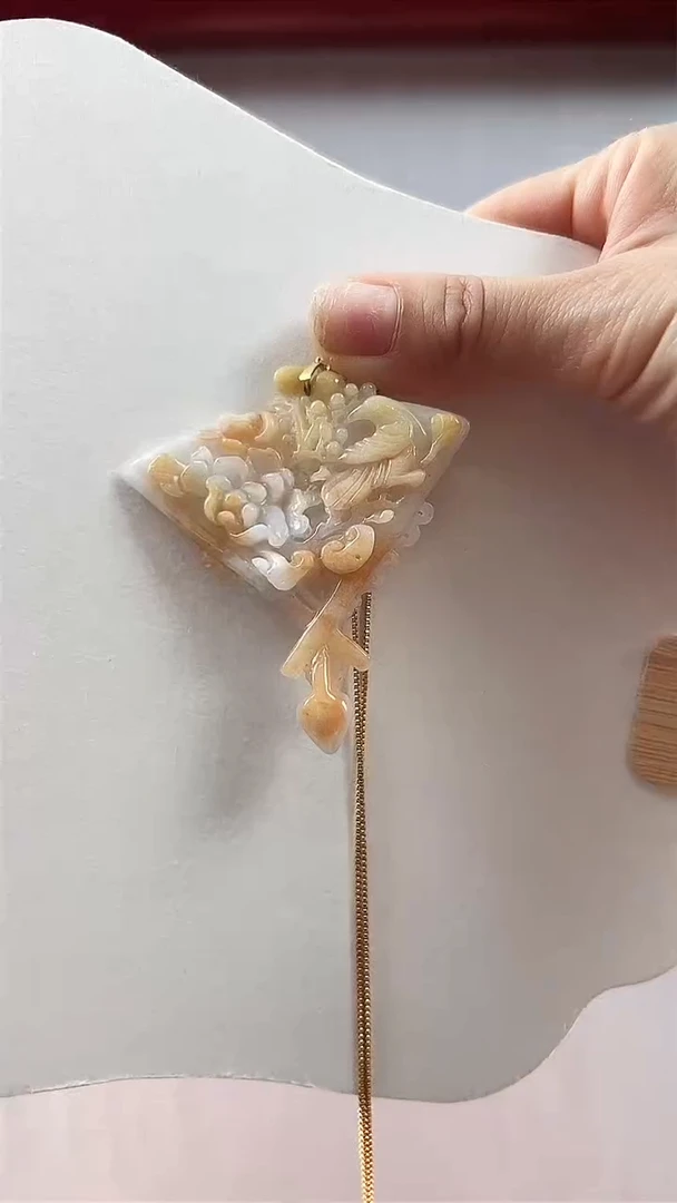 翡翠未镶嵌颈饰喜上眉梢