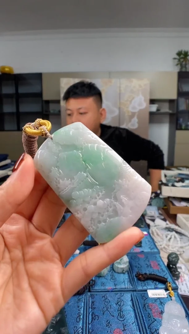 颈饰未镶嵌翡翠  多样性发其一