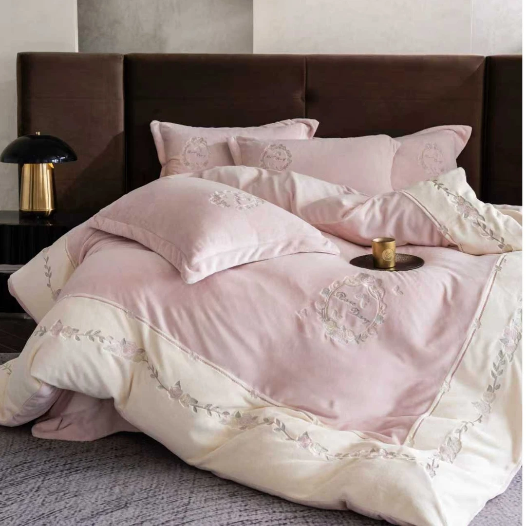 晨曦花园精美法式系消光保暖牛奶绒刺绣大拼角工艺四件套【9-12斤】