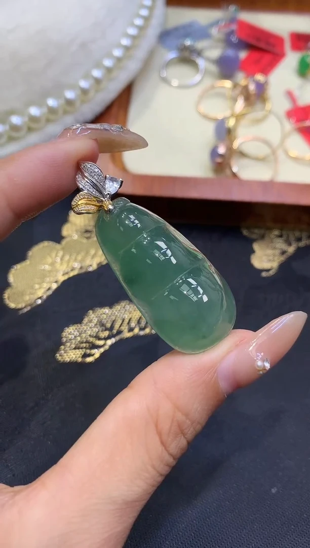 18K金镶嵌挂件翡翠戒指