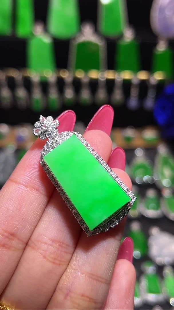 颈饰18K金镶嵌翡翠30