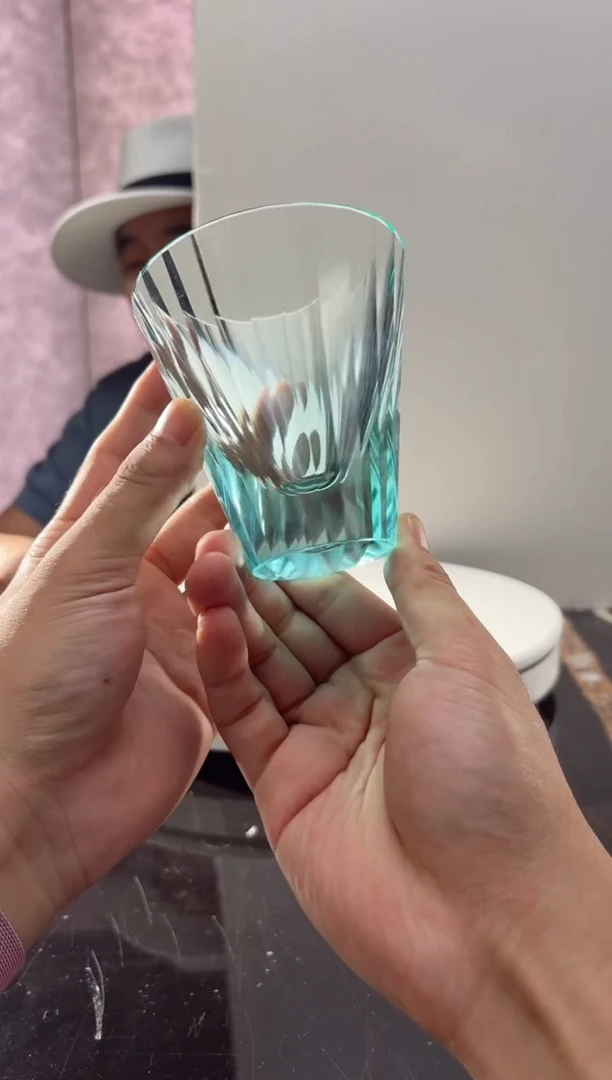 摆件湖水绿喇叭口刻花威士忌杯