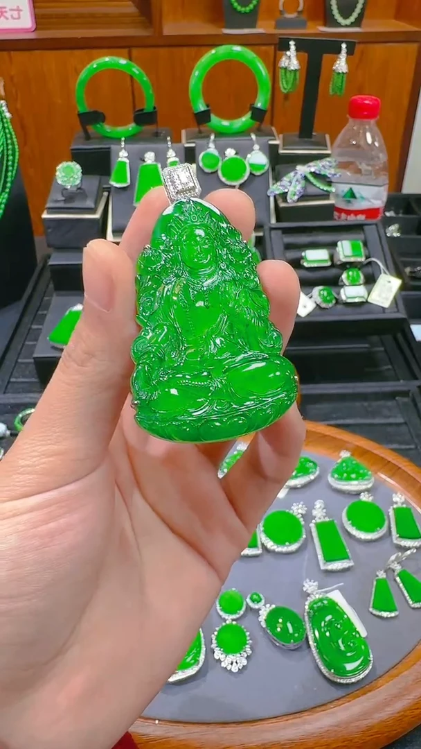 【闪购商品】翡翠吊坠(赠链)18K金镶嵌天然A货翡翠