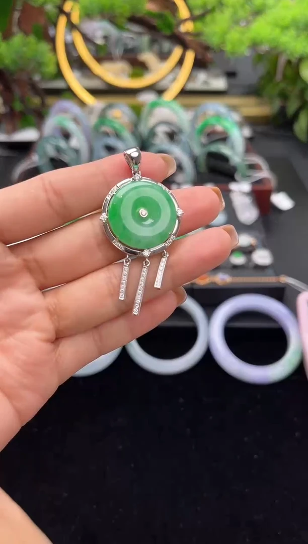 颈饰18K金镶嵌翡翠吊坠