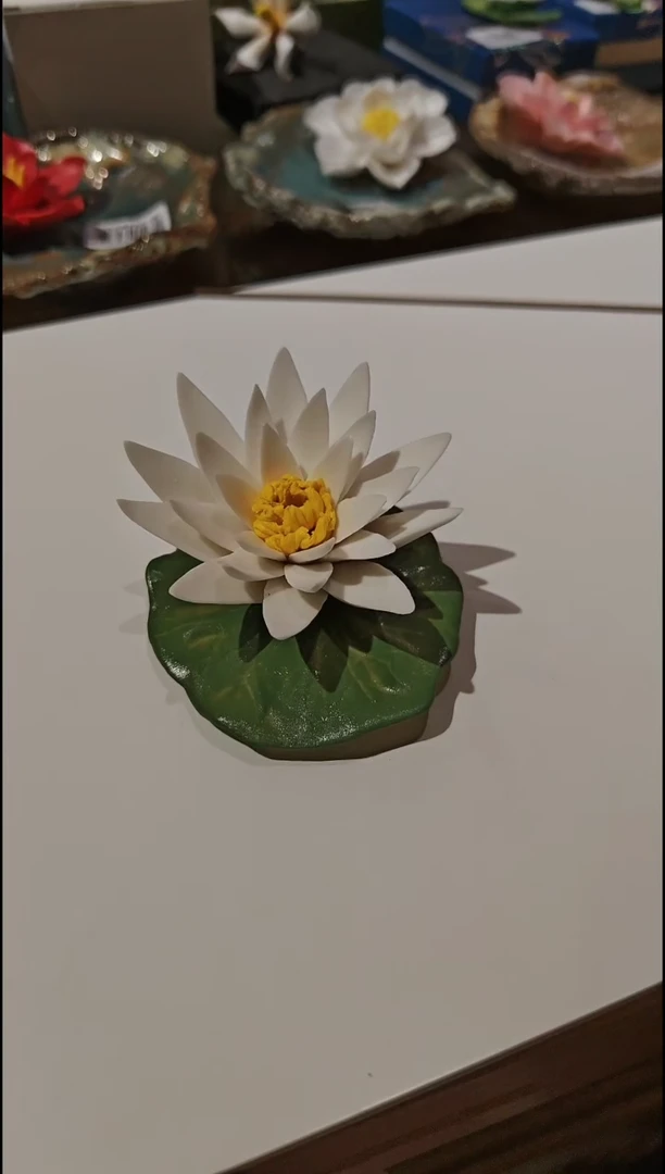 陶瓷百师园带叶莲花香插摆件