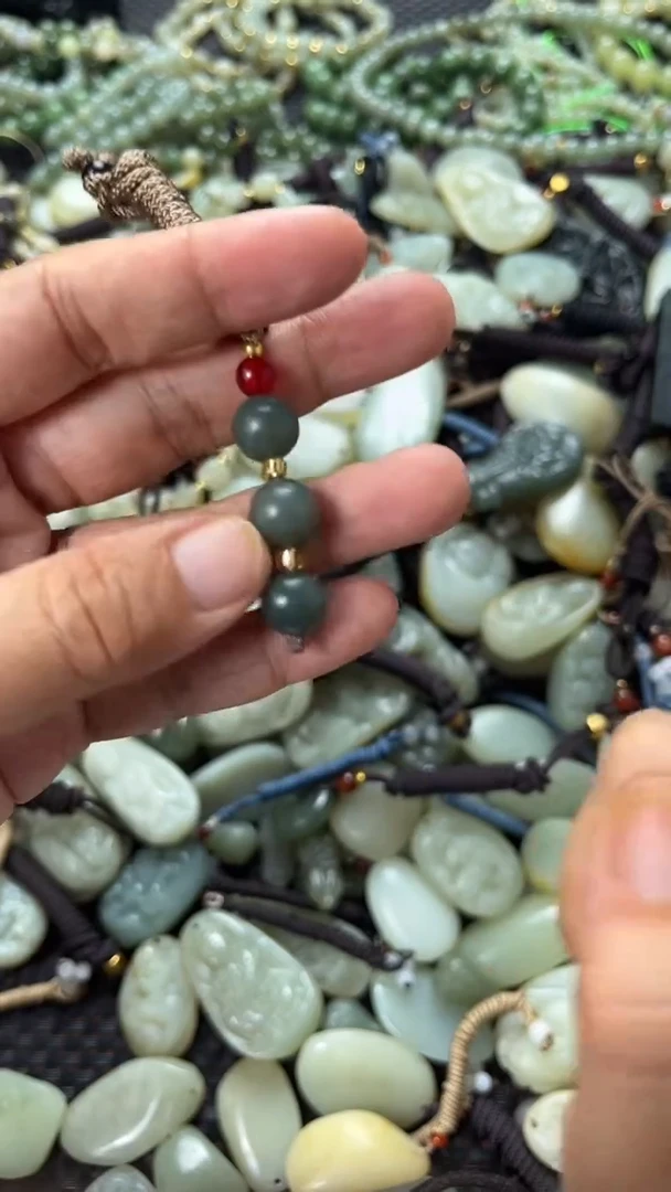 和田玉未镶嵌颈饰（多样性发一件）没有证书有瑕