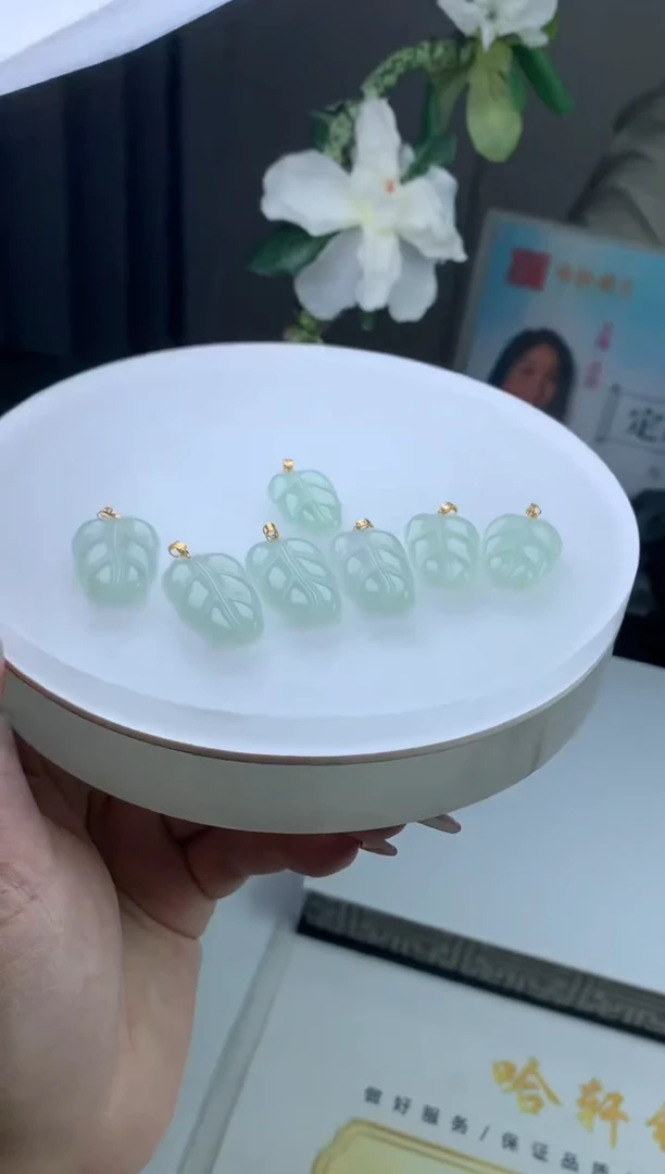 颈饰18K金镶嵌翡翠叶子多样性发一件