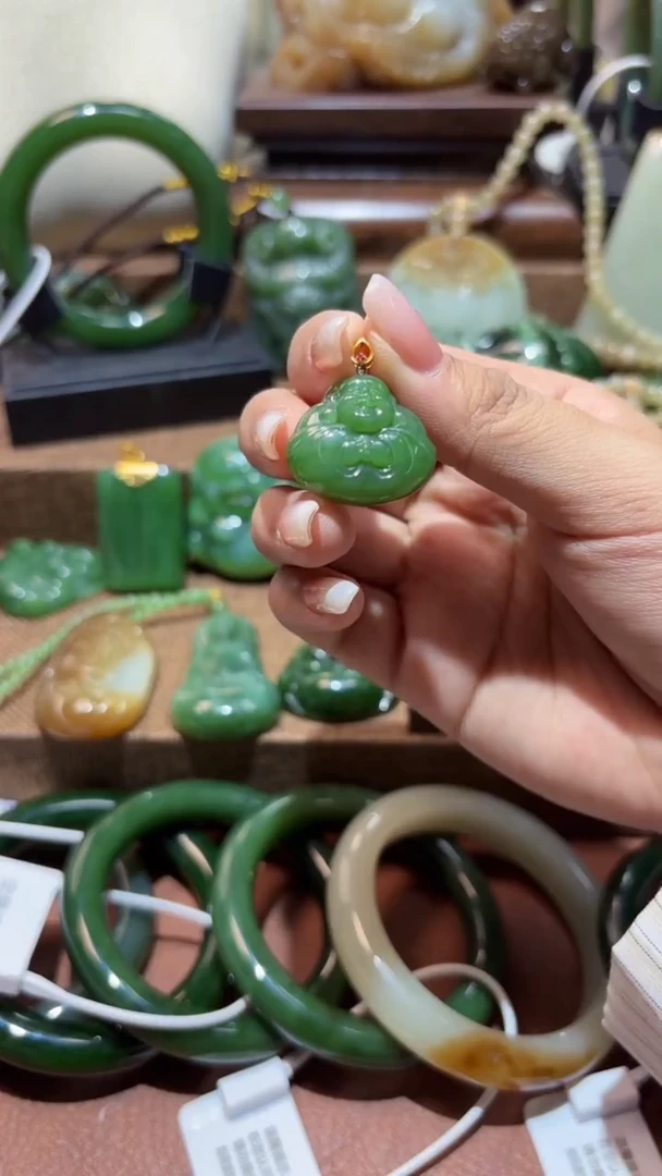 颈饰18K金镶嵌和田玉（碧玉）1