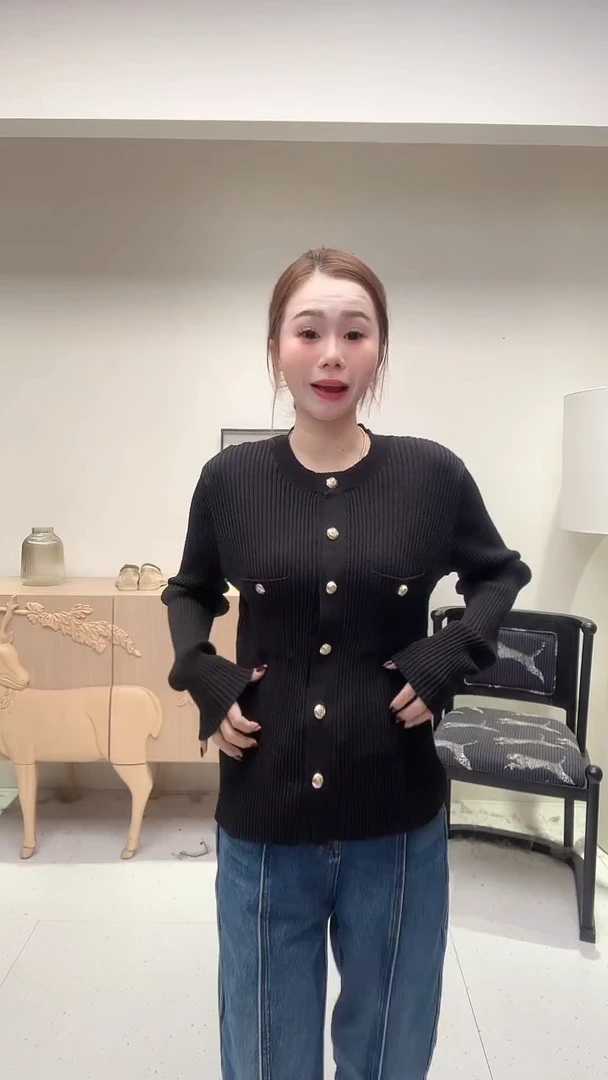 宽松U领黑色羊毛上衣