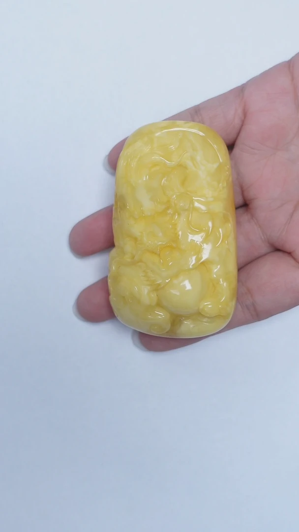 未镶嵌颈饰琥珀白蜡龙牌雕刻吊坠
