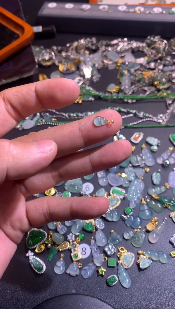 【闪购商品】翡翠吊坠(不含链)18K金镶嵌尺寸较小颜色随机