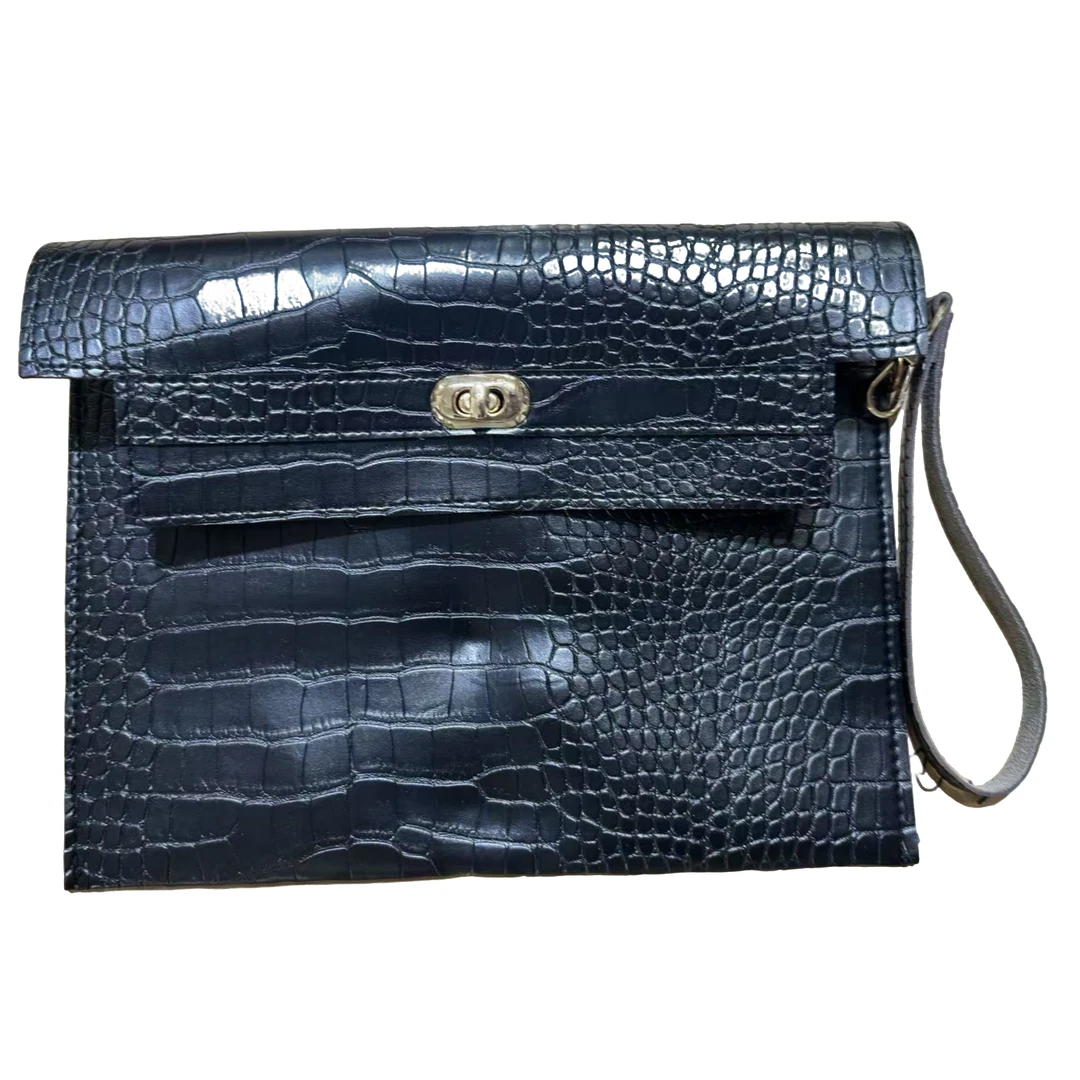 时尚黑手拿皮革包