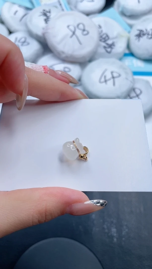 石英质玉未镶嵌颈饰福袋