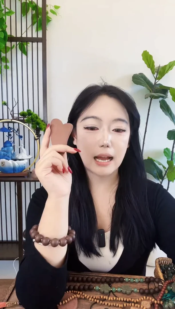 泥塑红麝香方刮痧板一个