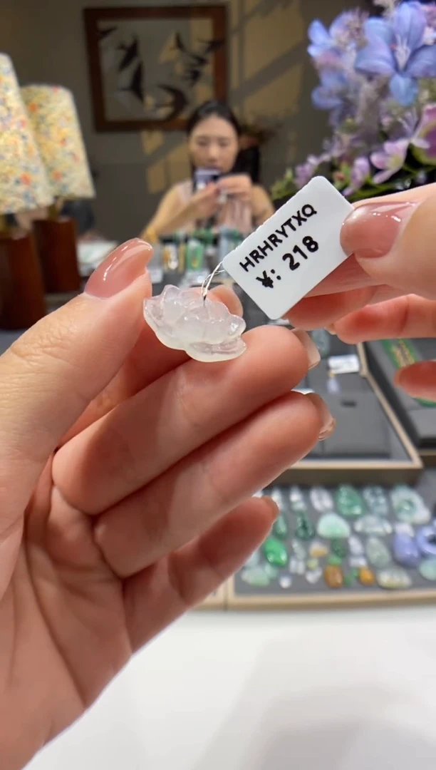 翡翠未镶嵌颈饰莲花