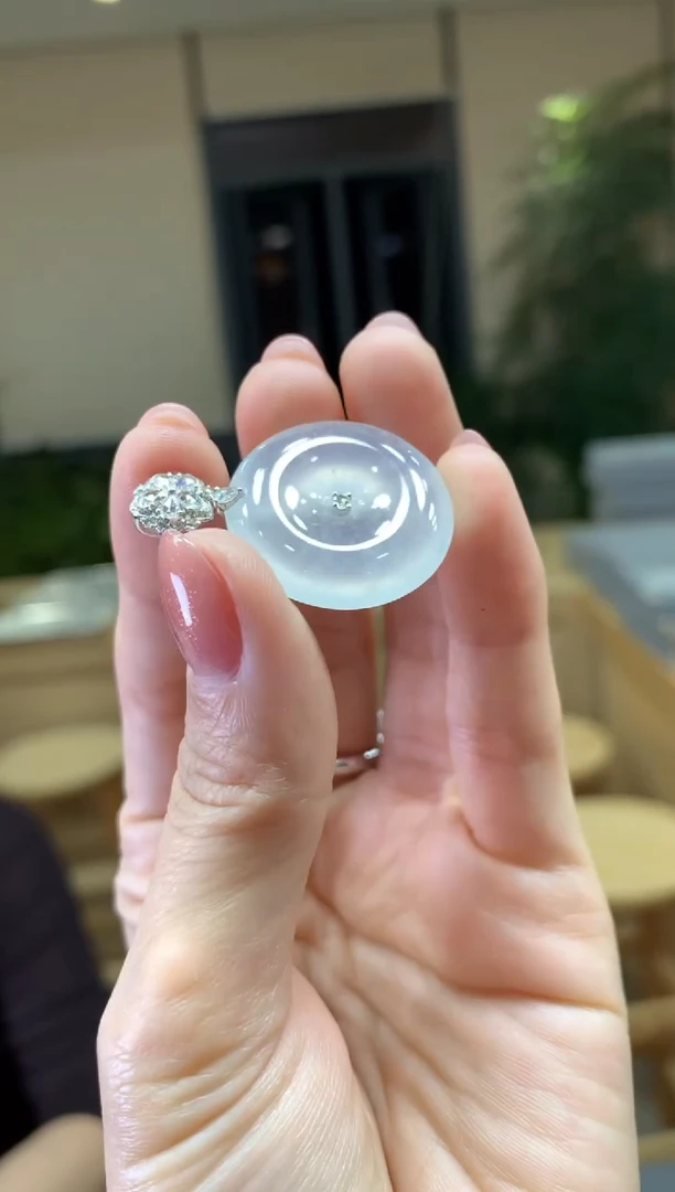 颈饰18K金镶嵌翡翠|不退不换