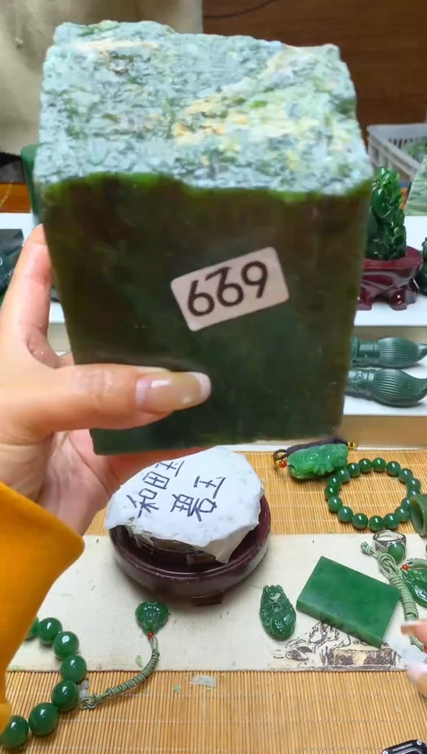 未镶嵌和田玉摆件1