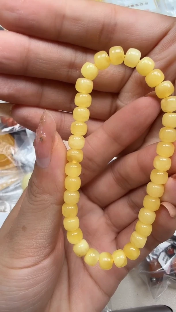 未镶嵌琥珀裸石如图