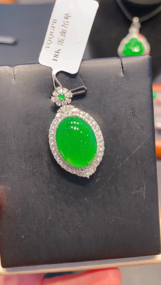 翡翠18K金镶嵌颈饰 翡翠A66