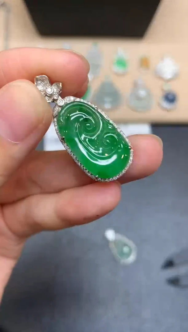 颈饰18K金镶嵌翡翠如意【无服务费