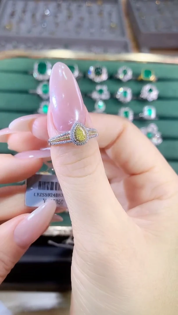 18K金镶嵌戒指钻石戒指