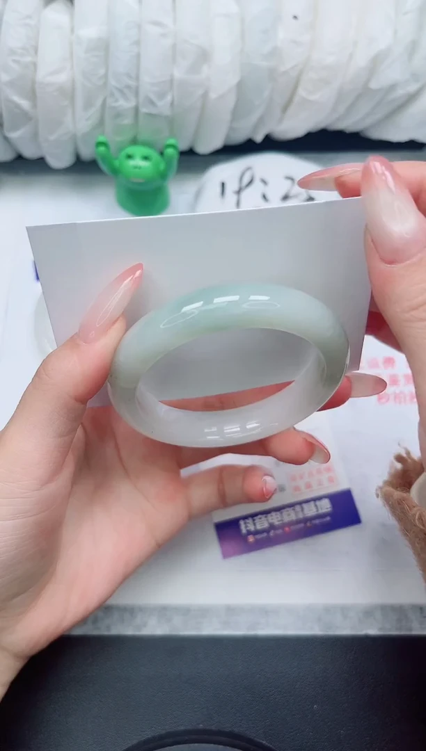 【闪购商品】石英质玉未镶嵌手镯99