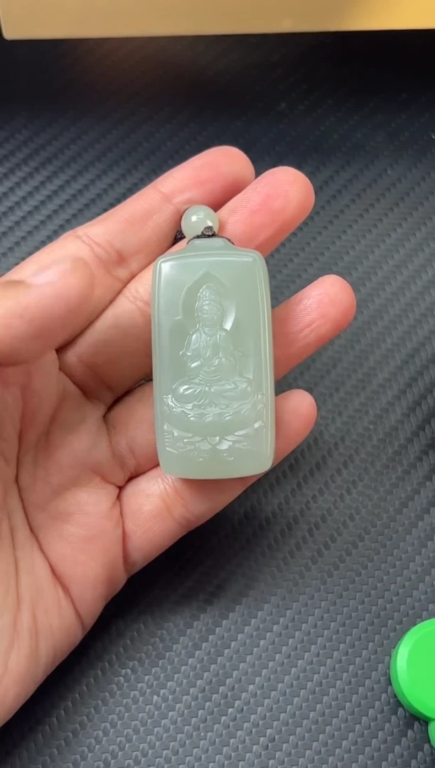 吊坠(赠链)未镶嵌和田玉且末近矿微色差吊坠