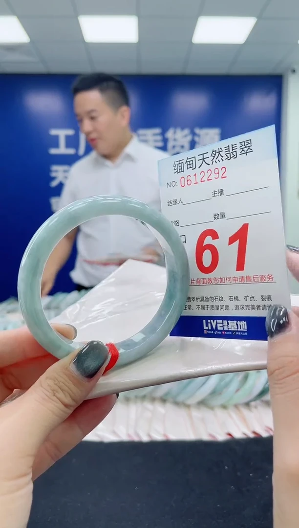 未镶嵌手镯翡翠天然翡翠手镯