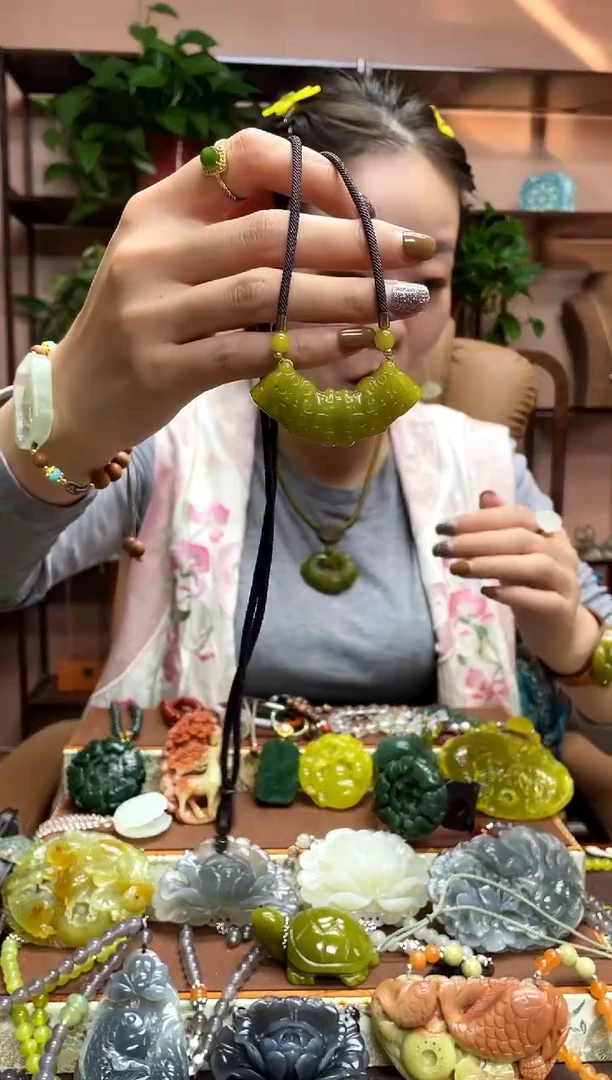 未镶嵌岫玉颈饰多样性发货发其中之一