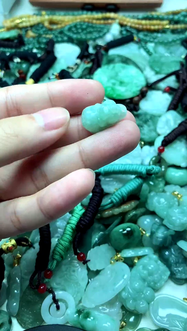 未镶嵌挂件翡翠1