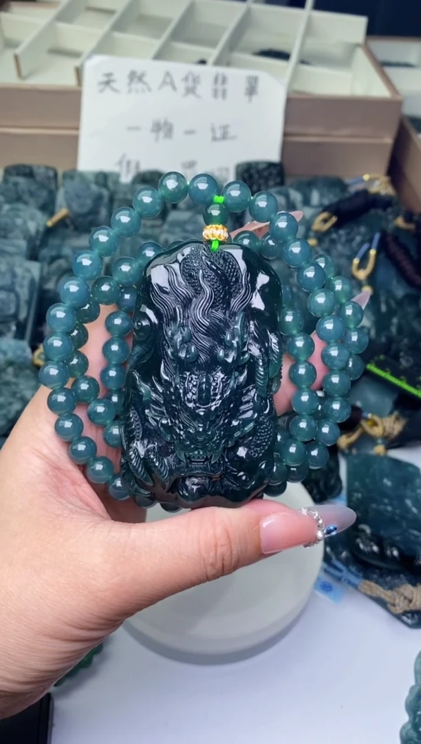 颈饰未镶嵌翡翠