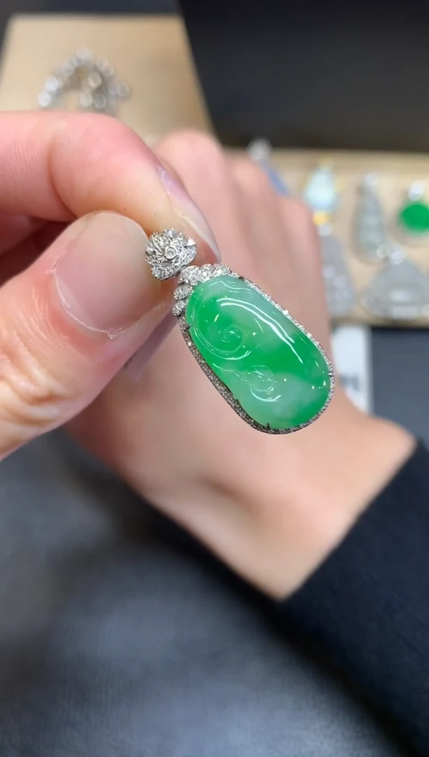 【闪购商品】翡翠颈饰18K金镶嵌如意【无服务费】