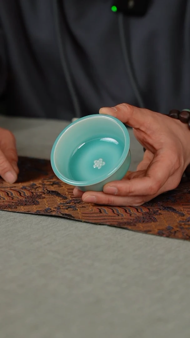 【闪购商品】118-2带足唇口杯（梅花纹）