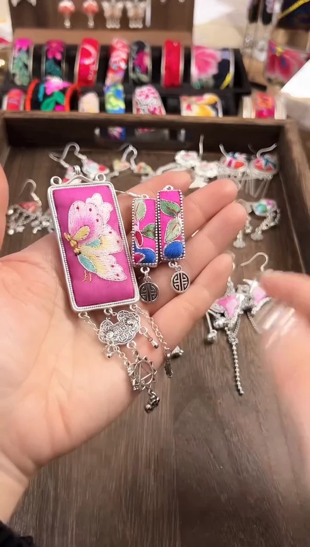 【闪购商品】织绣民族风老绣饰品066