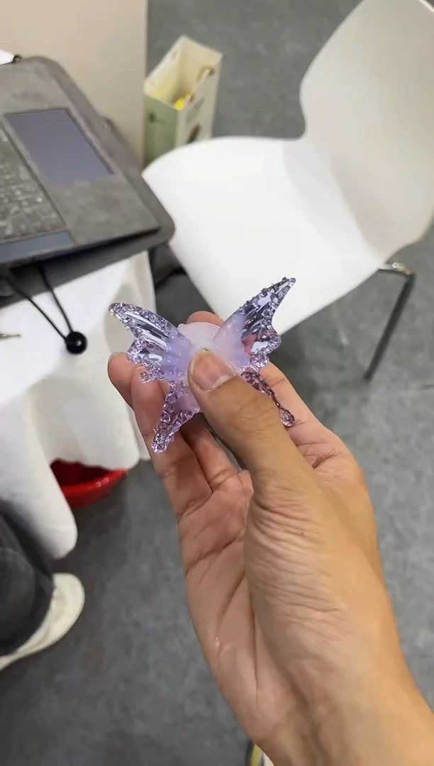 翩翩盖置紫色蝴蝶晶焱金标