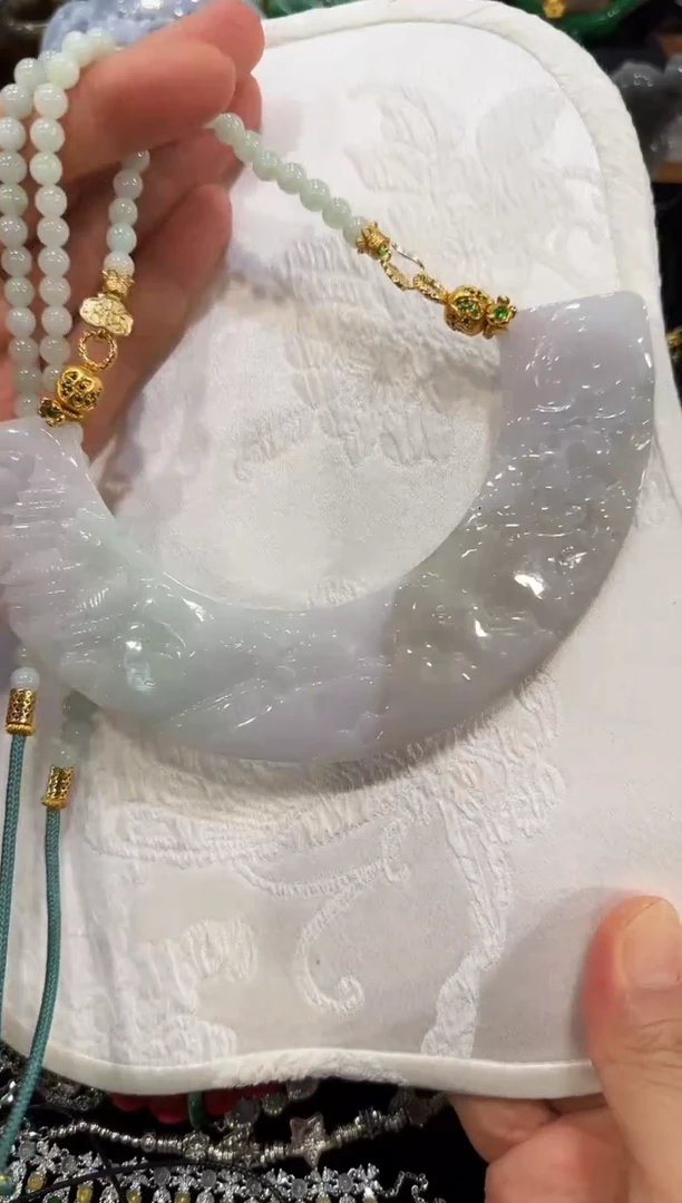 翡翠未镶嵌颈饰国风