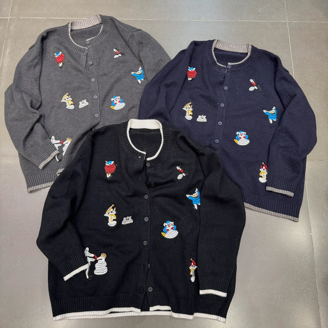 2025秋冬款：欧韩伽25004趣味卡通刺绣圆领针织毛衣开衫