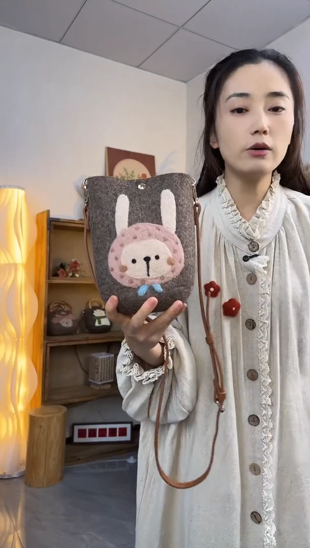 羊毛非遗纯手工包  手机包兔子