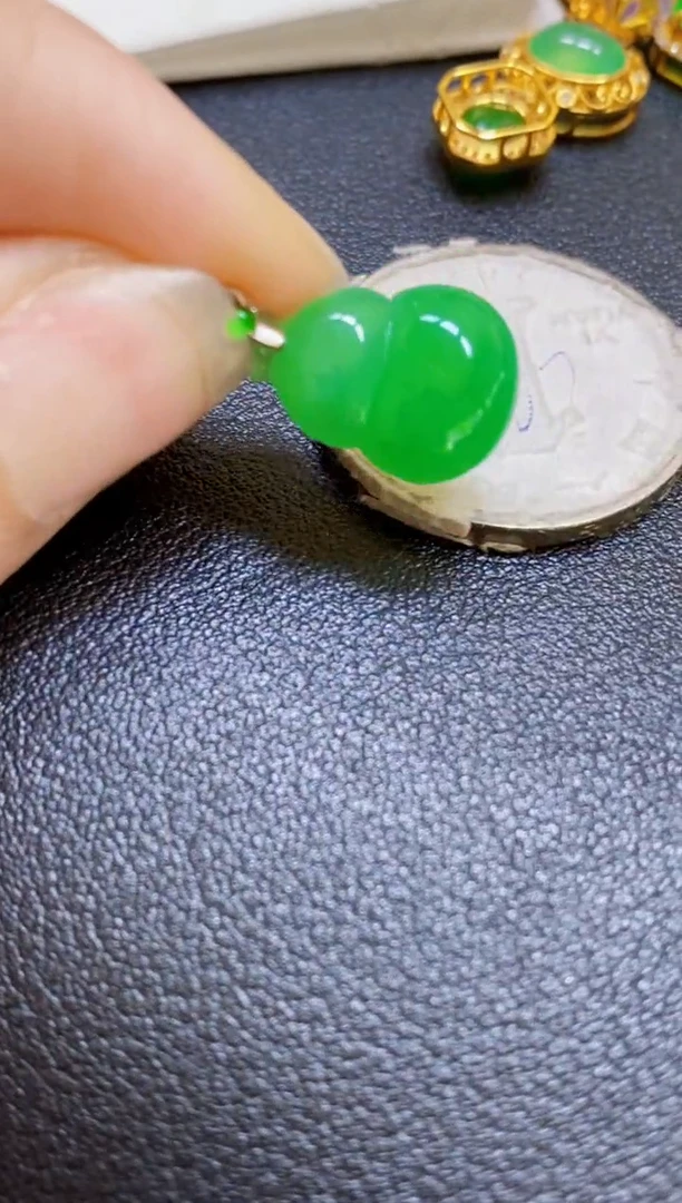 颈饰18K金镶嵌翡翠葫芦