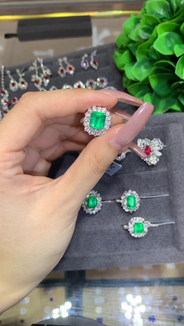 18K金镶嵌戒指祖母绿2.68ct哥伦