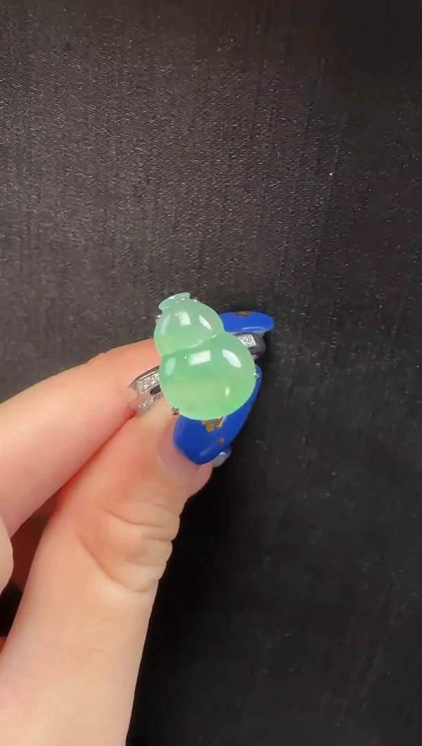 18K金镶嵌戒指翡翠616葫芦一枚