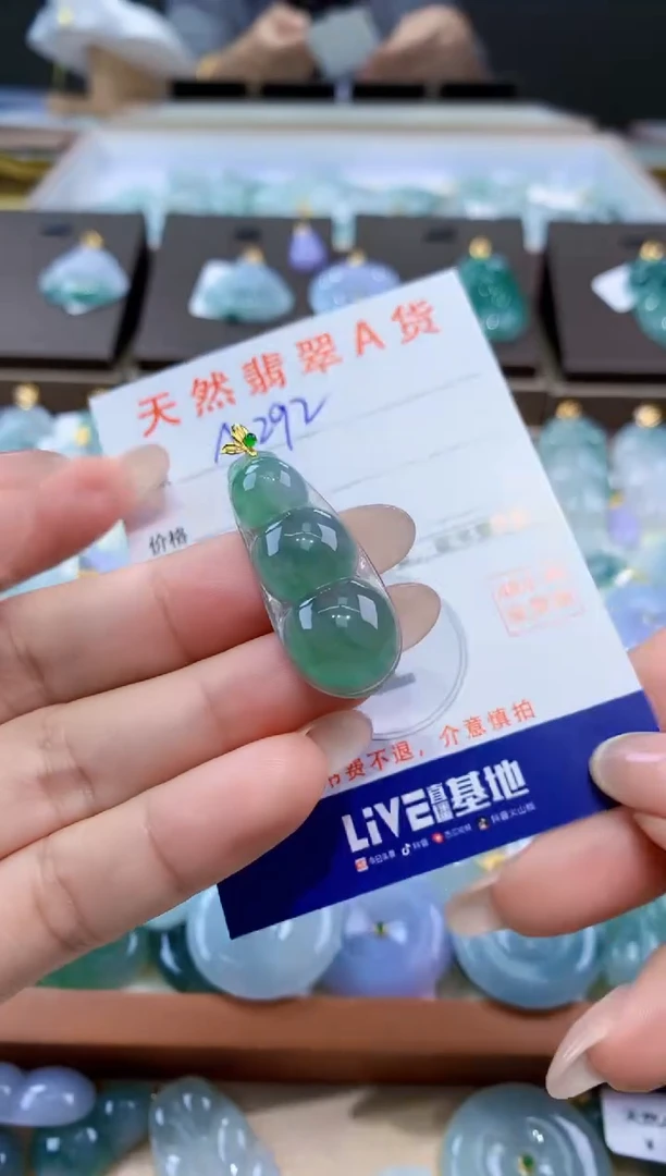 颈饰18K金镶嵌翡翠天然缅甸翡翠A货挂件