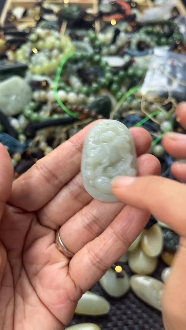 和田玉未镶嵌颈饰（多样性发一件）没有证书有瑕