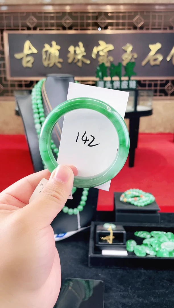 未镶嵌手镯石英质玉（非洲翠）微瑕一经发货运费不退介意勿拍