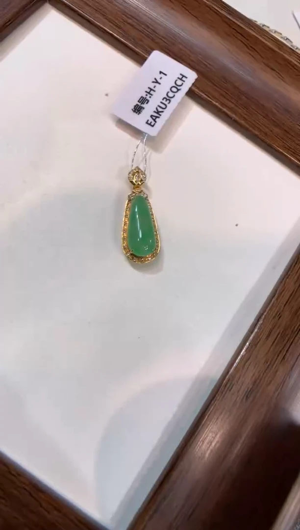 颈饰18K金镶嵌翡翠福瓜