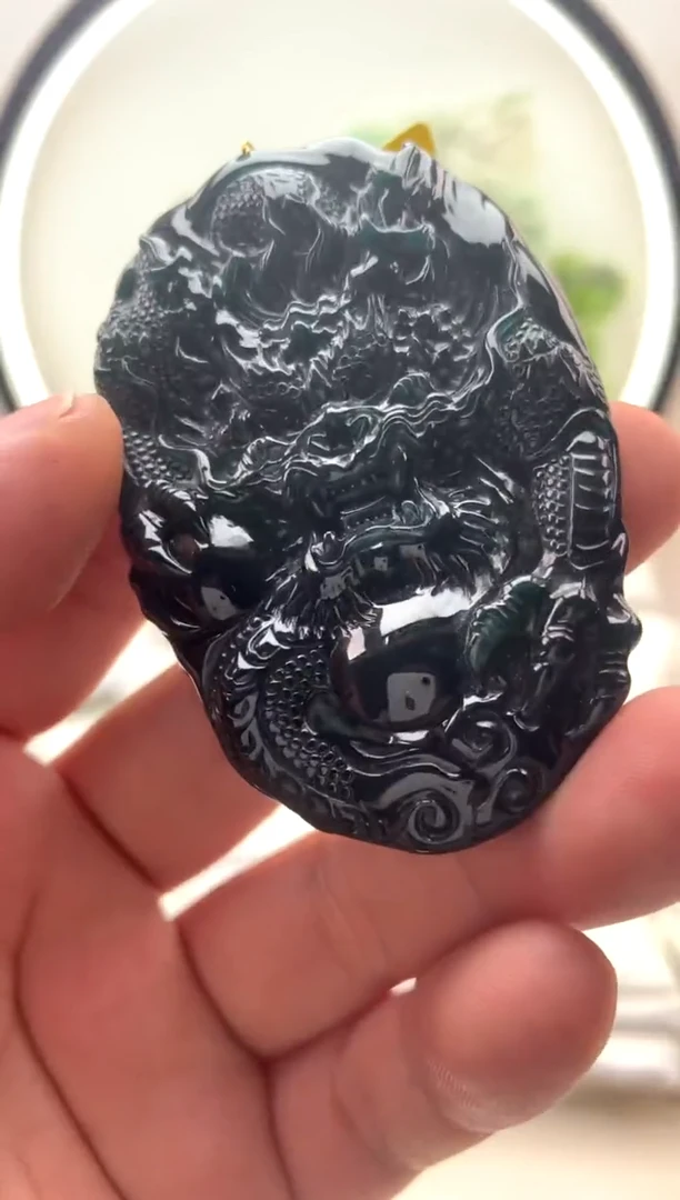 颈饰未镶嵌翡翠龙牌