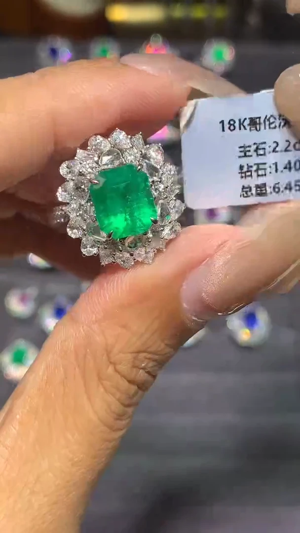18K金镶嵌戒指祖母绿2.2CT