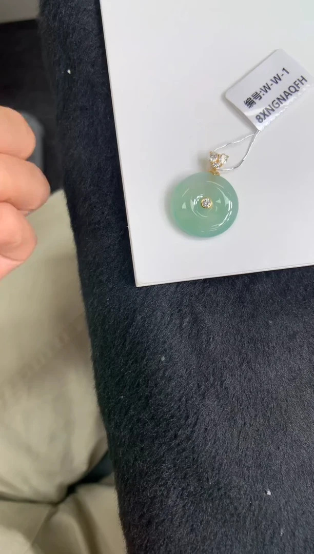 颈饰18K金镶嵌翡翠平安扣
