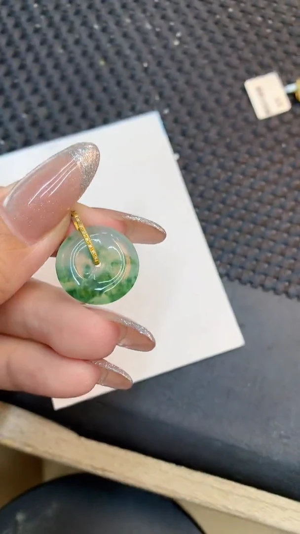 颈饰18K金镶嵌翡翠1